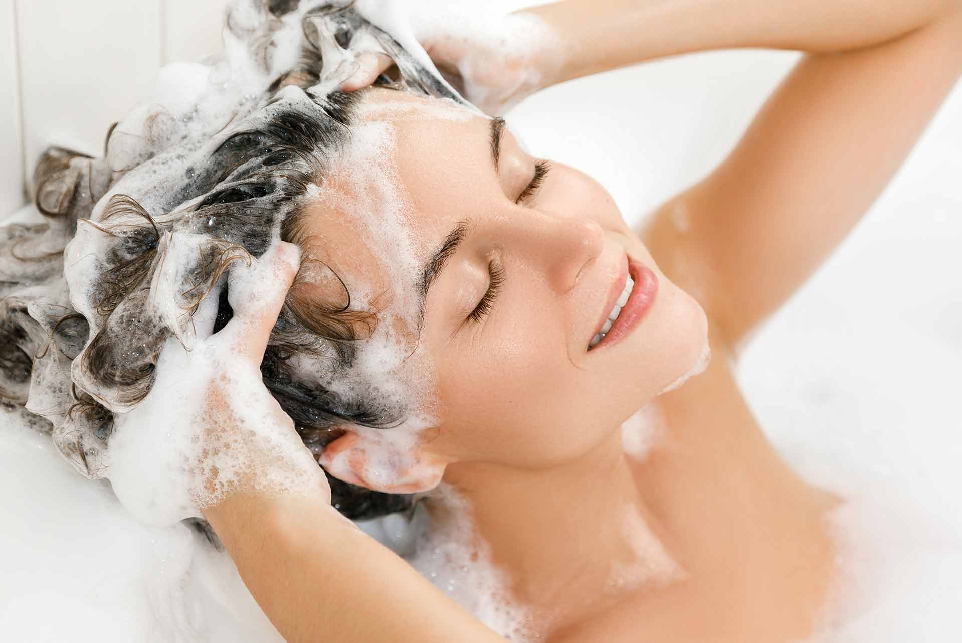 5 Tips Memilih Shampo untuk Rambut Rontok dan Ketombe